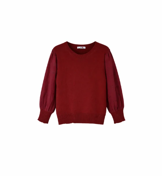 توب نسائي بأكمام مطرزة